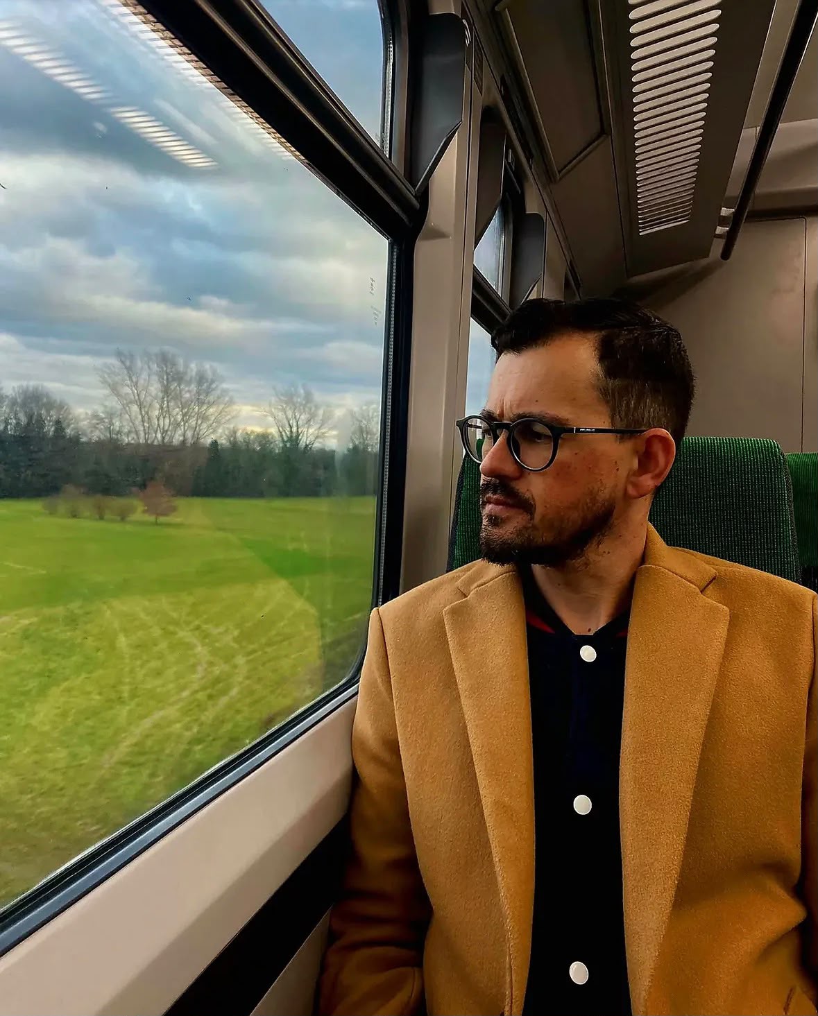 Marcos Roberto Machado sentado junto à janela de um trem.
